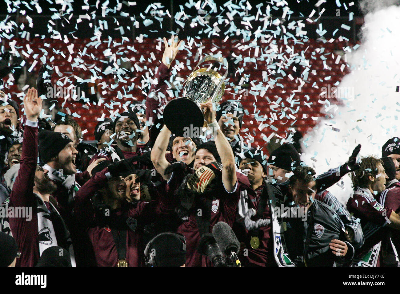 Le 21 novembre 2010 - Toronto, Ontario, Canada - La MLS 2010 champions, le Colorado Rapids célébrer avec la MLS Cup. Le Colorado Rapids bat FC Dallas 2-1 en prolongation pour remporter la MLS Cup FC pour la première fois. Le jeu a été joué au BMO Field à Toronto, Ontario. (Crédit Image : © Steve Southcreek Dormer/global/ZUMAPRESS.com) Banque D'Images