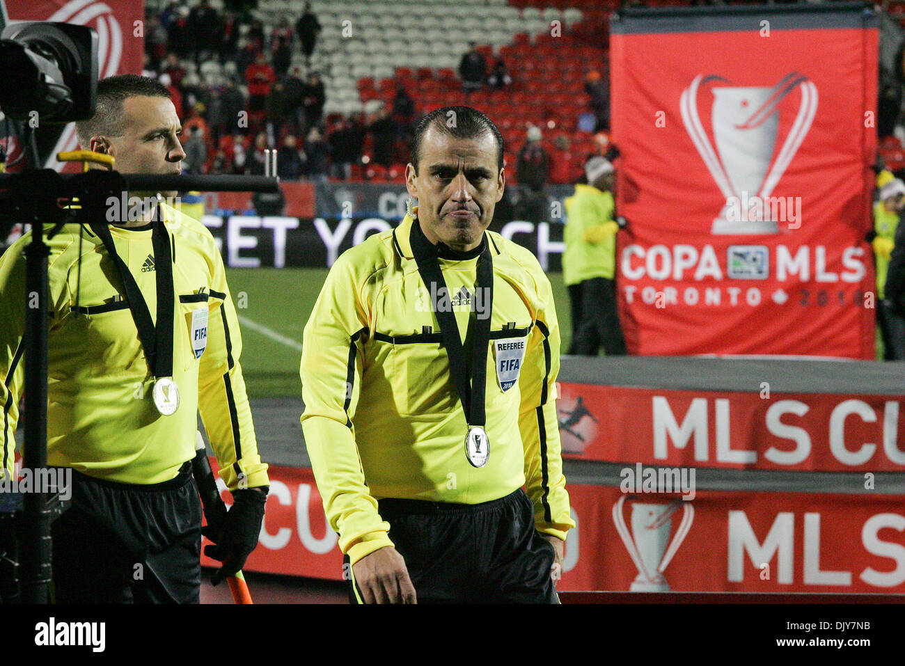 Le 21 novembre 2010 - Toronto, Ontario, Canada - MLS arbitre Baldomero Toledo hurle pour les rapides joueurs pour perdre du temps à la fin de la partie. Le jeu a été joué au BMO Field à Toronto, Ontario..Le Colorado Rapids bat FC Dallas 2-1 en prolongation pour remporter la MLS Cup. (Crédit Image : © Steve Southcreek Dormer/global/ZUMAPRESS.com) Banque D'Images