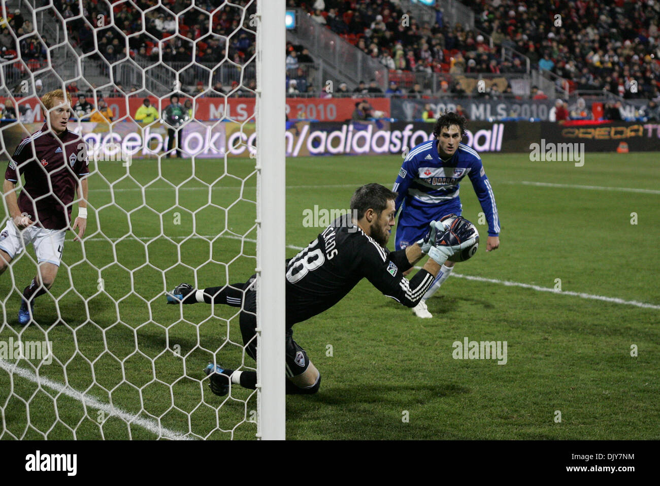 Le 21 novembre 2010 - Toronto, Ontario, Canada - Colorado Rapids (# 18) gardien Matt Pickens permet une sauvegarde en fin de prolongation. Le jeu a été joué au BMO Field à Toronto (Ontario).Le Colorado Rapids bat FC Dallas 2-1 en prolongation pour remporter la MLS Cup FC pour la première fois. (Crédit Image : © Steve Southcreek Dormer/global/ZUMAPRESS.com) Banque D'Images