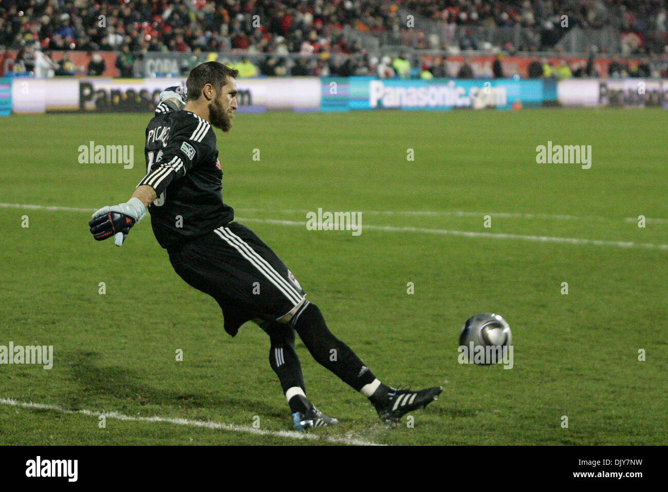 Le 21 novembre 2010 - Toronto, Ontario, Canada - Colorado Rapids (# 18) gardien Matt Pickens prend un coup de pied de but en fin de prolongation. Le jeu a été joué au BMO Field à Toronto, Ontario. Le Colorado Rapids bat FC Dallas 2-1 en prolongation pour remporter la MLS Cup. (Crédit Image : © Steve Southcreek Dormer/global/ZUMAPRESS.com) Banque D'Images