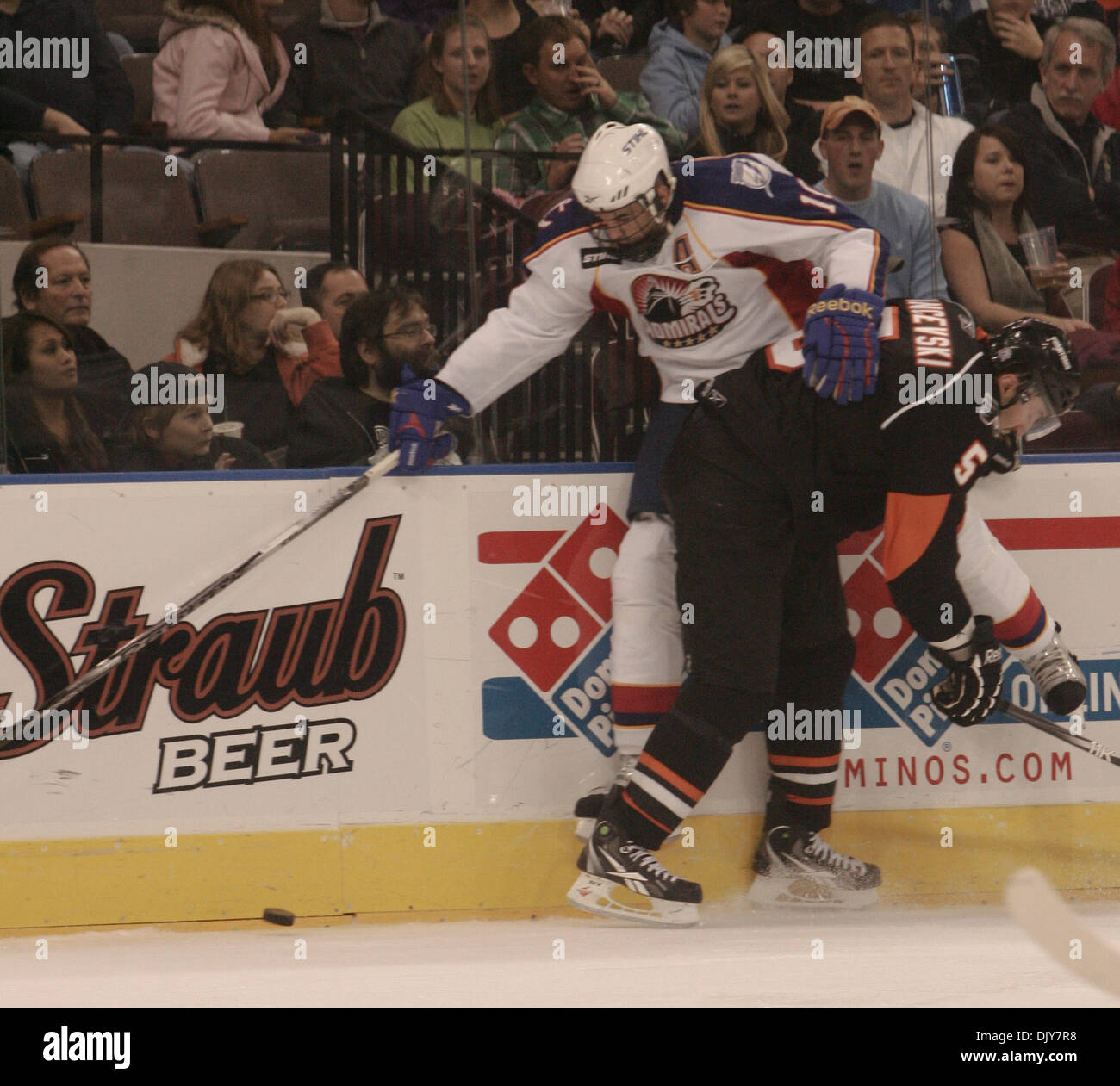 Le 21 novembre 2010 - Norfolk, Virginia, United States of America - Dan Jancevski (5) de l'Adirondack Phantoms vérifie Mike Angelidis (10) de l'Admirals de Norfolk contre les planches sur le Norfolk Scope Arena Norfolk en Virginie. Défait 3-1 Norfolk Adirondack. (Crédit Image : © Charles Barner/global/ZUMAPRESS.com) Southcreek Banque D'Images