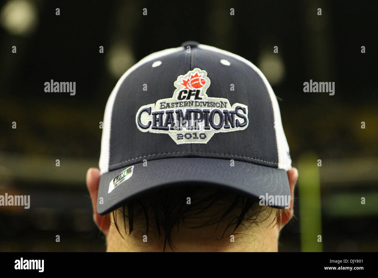 Le 21 novembre 2010 - Montréal, Québec, Canada - Le championnat hat sur un joueur des Alouettes LCF après la finale de l'est match entre les Argonauts de Toronto et les Alouettes de Montréal au Stade Olympique. Montréal a gagné 48-17 (crédit Image : © Philippe Champoux/ZUMAPRESS.com) Southcreek/mondial Banque D'Images