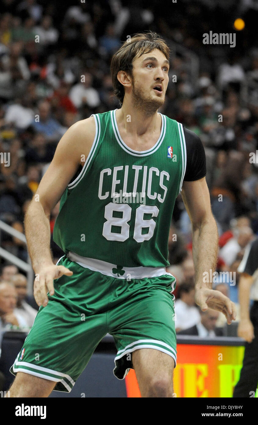 22 nov., 2010 - Atlanta, Géorgie, États-Unis - Boston Celtics center SEMIH ERDEN de Turquie (# 86) recherche d'un rebond contre les Atlanta Hawks dans la première moitié à la Philips Arena. Les Celtics a battu les Hawks 99-76. (Crédit Image : © Erik Lesser/ZUMAPRESS.com) Banque D'Images