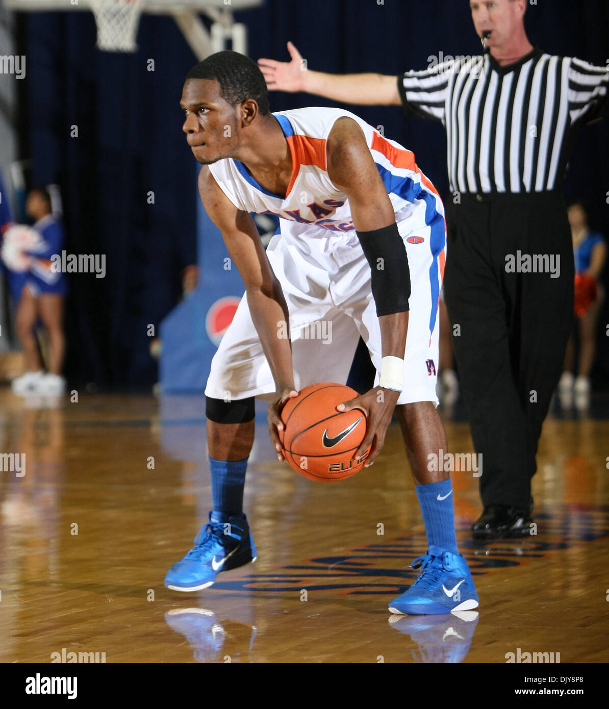 22 novembre 2010 - Arlington, Texas, United States of America - Texas-Arlington Mavericks guard Darius Richardson (2) en action dans le jeu entre l'UTA et l'Hardin-Simmons Cowboys Mavericks a tenu à l'Université du Texas à Arlington Hall's Texas à Arlington, au Texas. Défaites l'UTA Hardin-Simmons 88 à 71. (Crédit Image : © Dan Wozniak/ZUMAPRESS.com) Southcreek/mondial Banque D'Images