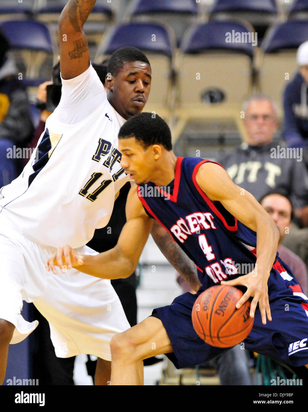 Le 23 novembre 2010 - Pittsburgh, Pennsylvanie, États-Unis d'Amérique - 23 novembre 2010 : Robert Morris F Russell Johnson (# 34) lecteurs passé Pittsburgh Panthers Dante Taylor (# 11) dans la deuxième demi-action à la Petersen Events Center à Pittsburgh en Pennsylvanie. Pittsburgh bat Robert Morris 74-53. (Crédit Image : © Paul Lindenfelser/ZUMAPRESS.com) Southcreek/mondial Banque D'Images