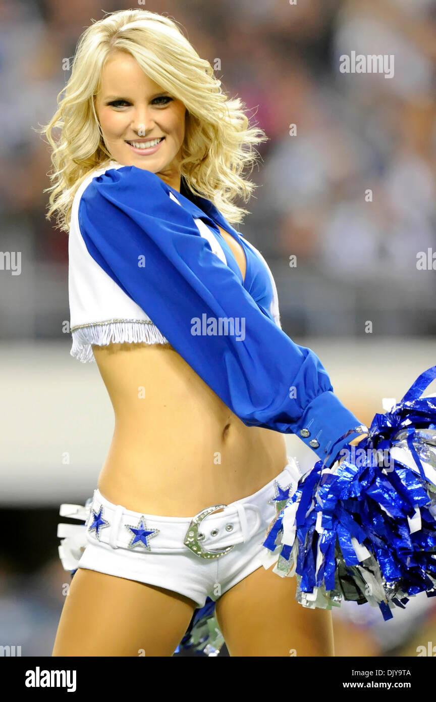25 nov., 2010 - Arlington, Texas, United States of America - Dallas Cowboys cheerleaders pendant le jeu comme la Nouvelle Orleans Saints revenir à vaincre les Dallas Cowboys 30-27 au Cowboys Stadium à Arlington, au Texas. (Crédit Image : © Steven Leija/global/ZUMAPRESS.com) Southcreek Banque D'Images