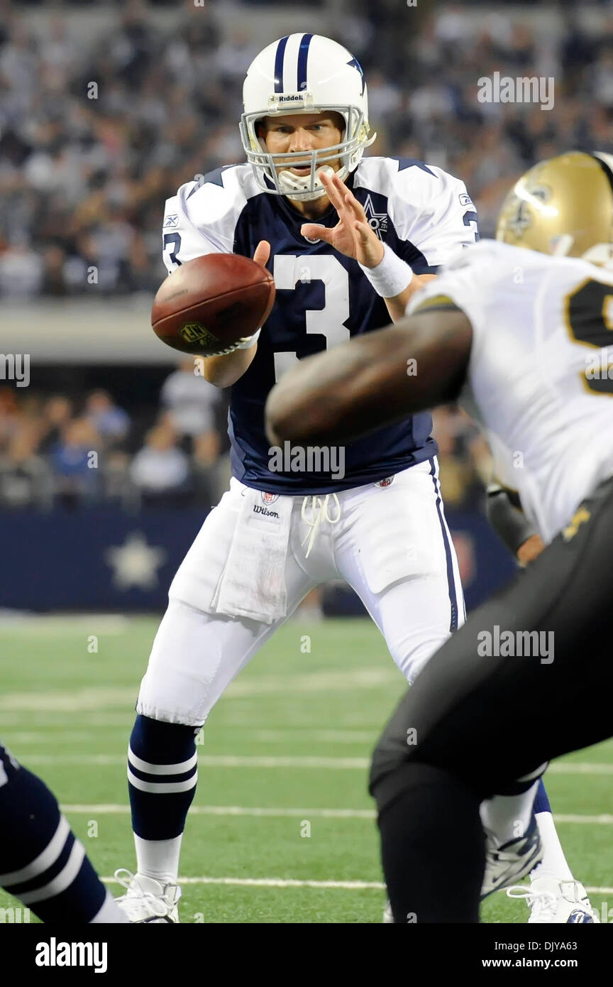 25 nov., 2010 - Arlington, Texas, United States of America - Dallas Cowboys quarterback Jon Kitna (3) prend l'comme la Nouvelle Orleans Saints revenir à vaincre les Dallas Cowboys 30-27 au Cowboys Stadium à Arlington, au Texas. (Crédit Image : © Steven Leija/global/ZUMAPRESS.com) Southcreek Banque D'Images