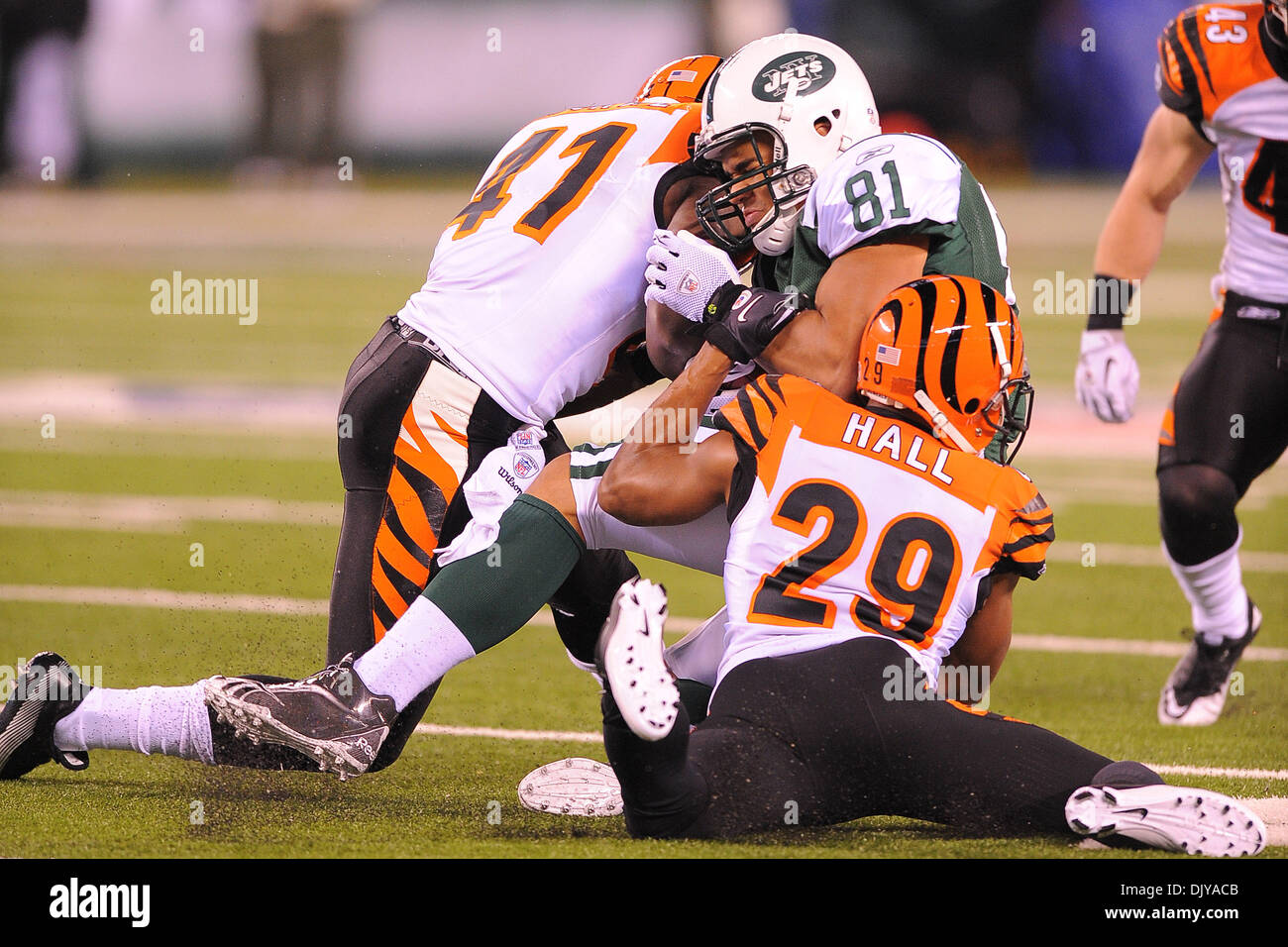 25 nov., 2010 - East Rutherford, New Jersey, United States of America - New York Jets tight end Dustin Keller # 81 est abordé par Cincinnati Bengals # 41 et # 29 Ddukwe Chinedum Leon Hall..Cincinnati Bengals diriger la nouvelle York Jets 7-3 a la mi-temps. (Crédit Image : © Shane Psaltis/global/ZUMAPRESS.com) Southcreek Banque D'Images