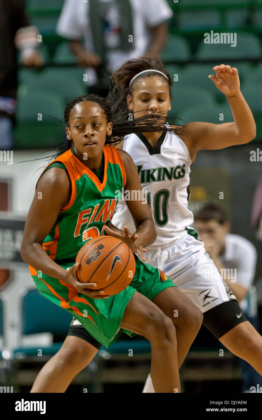 Le 26 novembre 2010 - Cleveland, Ohio, États-Unis d'Amérique - Florida A&M garde Rattlers Antonia Bennett (22) est défendu par Cleveland State Vikings avant Takima Keane (10). Cleveland State défait Florida A&M 67-49 à l'Wolstein Center de Cleveland (Ohio). (Crédit Image : © Frank Jansky/global/ZUMAPRESS.com) Southcreek Banque D'Images