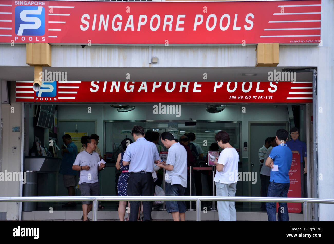 Les gens à l'extérieur de Singapour de la file d'attente shop paris piscines Banque D'Images