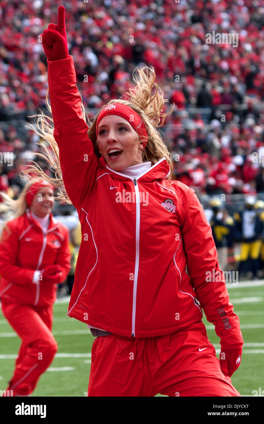 Le 27 novembre 2010 - Columbus, Ohio, États-Unis d'Amérique - Un cheerleader Ohio State Buckeyes célèbre un toucher des roues pendant le match contre Michigan. L'Ohio State Buckeyes défait les Michigan Wolverines 37-7 au stade de l'Ohio à Columbus, Ohio pour gagner une part de leur sixième championnat Big Ten. (Crédit Image : © Frank Jansky/global/ZUMAPRESS.com) Southcreek Banque D'Images