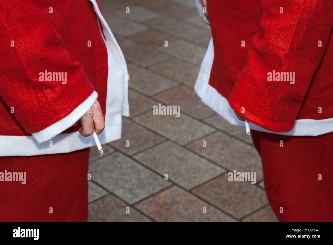 Liverpool, Merseyside, Royaume-Uni. 1er décembre 2013. Les fumeurs du Liverpool Santa Dash à partir de la jetée tête et essayer de battre le record mondial Guinness pour le plus grand rassemblement "Santa" qui se situe à moins de 13 000 et aussi essayer d'élever à plus de de l'année dernière 5 millions de livres. Festive Fun Run est l'appui du texte de TVI Santa Appel cette année pour aider à recueillir des fonds pour l'âge UK, Anthony Nolan, soignants UK, Marie Curie Cancer Care, ensemble pour de courtes vies et Whizz-Kidz. Credit : Mar Photographics/Alamy Live News Banque D'Images