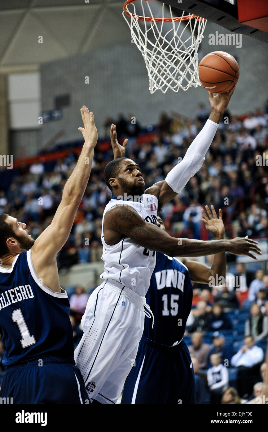 30 novembre 2010 - Storrs, Connecticut, United States of America - Connecticut F/C Alex Oriakhi (34) met en place le court layup dans entre le New Hampshire C DiLiegro Dane (1) et F Ferg Myrick (15). À la moitié du New Hampshire New Jersey mène 24 - 23 à Gampel Pavilion. (Crédit Image : © Geoff Bolte/ZUMAPRESS.com) Southcreek/mondial Banque D'Images