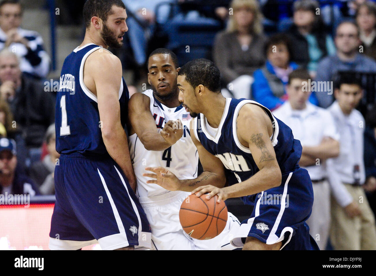 30 novembre 2010 - Storrs, Connecticut, United States of America - Connecticut F Jamal Coombs-McDaniel (4, c) est choisie par le New Hampshire C DiLiegro Dane (1) comme F Ferg Myrick (15) lecteurs vers le panier. À la moitié du New Hampshire New Jersey mène 24 - 23 à Gampel Pavilion. (Crédit Image : © Geoff Bolte/ZUMAPRESS.com) Southcreek/mondial Banque D'Images