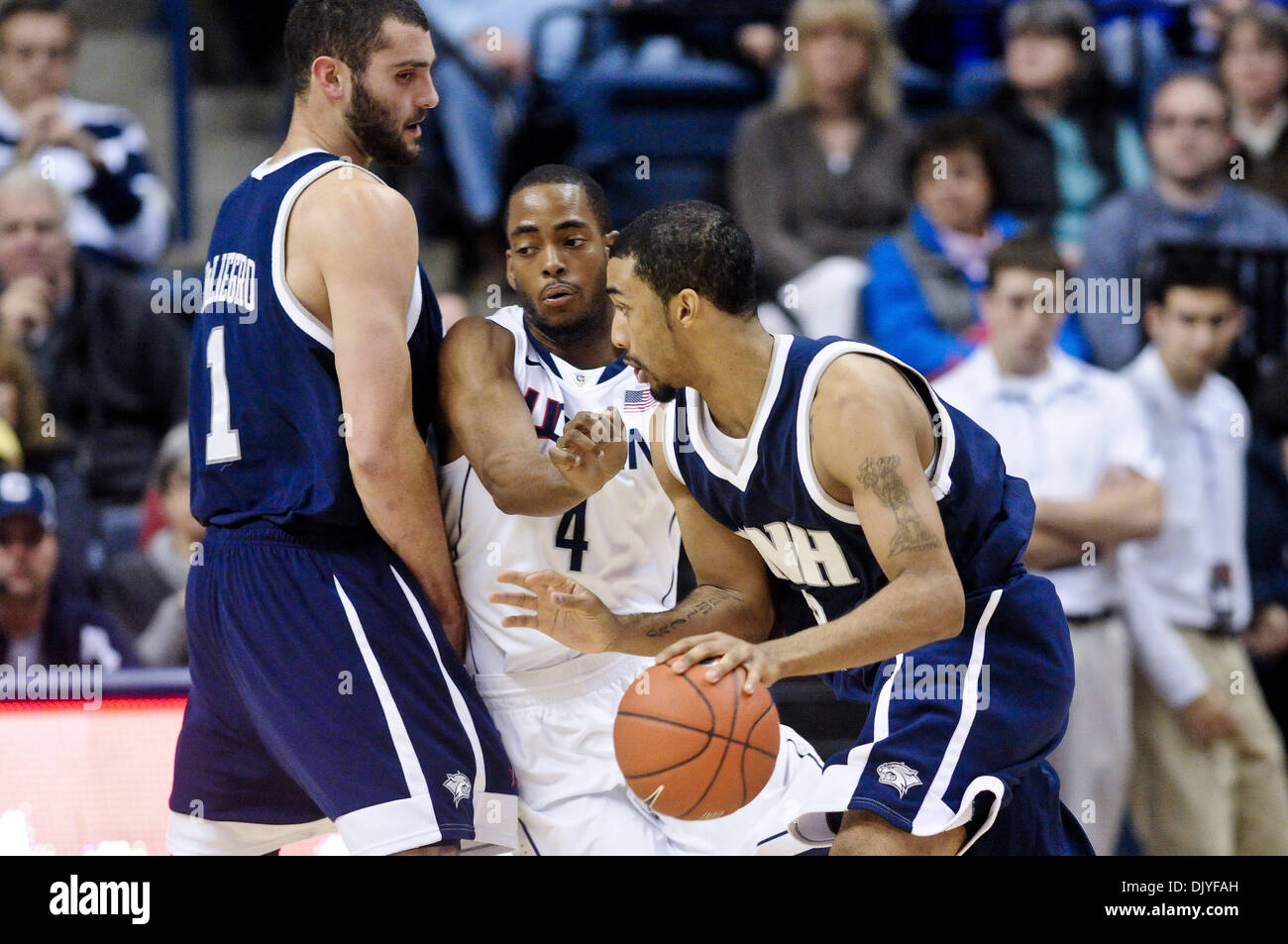30 novembre 2010 - Storrs, Connecticut, United States of America - Connecticut F Jamal Coombs-McDaniel (4, c) est choisie par le New Hampshire C DiLiegro Dane (1) comme F Ferg Myrick (15) lecteurs vers le panier. À la moitié du New Hampshire New Jersey mène 24 - 23 à Gampel Pavilion. (Crédit Image : © Geoff Bolte/ZUMAPRESS.com) Southcreek/mondial Banque D'Images
