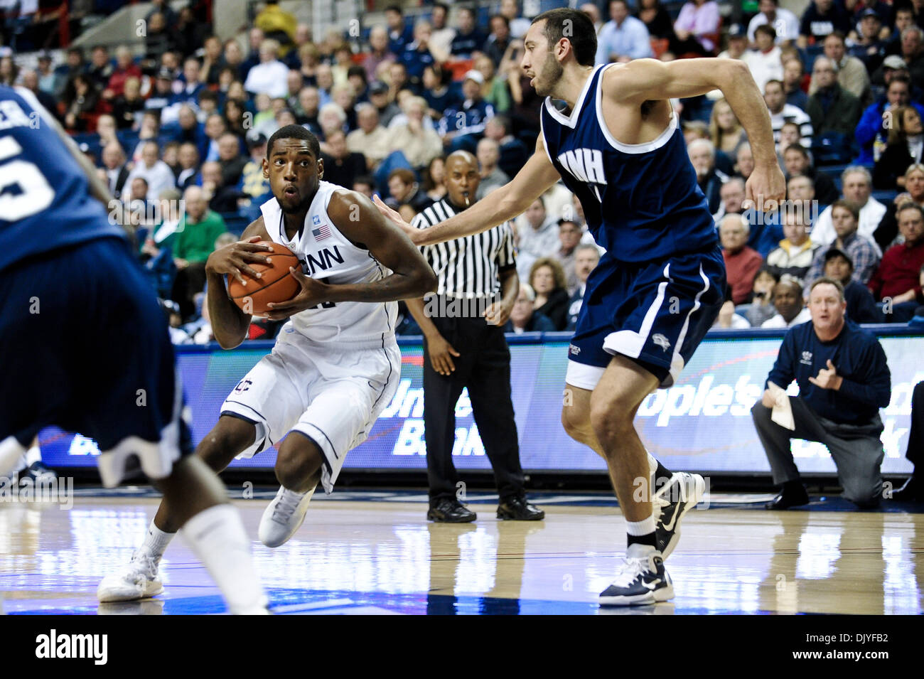 30 novembre 2010 - Storrs, Connecticut, United States of America - Connecticut F Roscoe Smith (22) lecteurs vers le panier tandis que le New Hampshire C DiLiegro Dane (1) défend. New York bat New Hampshire 62 - 55 dans une Division 1 match jusqu'à Gampel Pavilion. (Crédit Image : © Geoff Bolte/ZUMAPRESS.com) Southcreek/mondial Banque D'Images