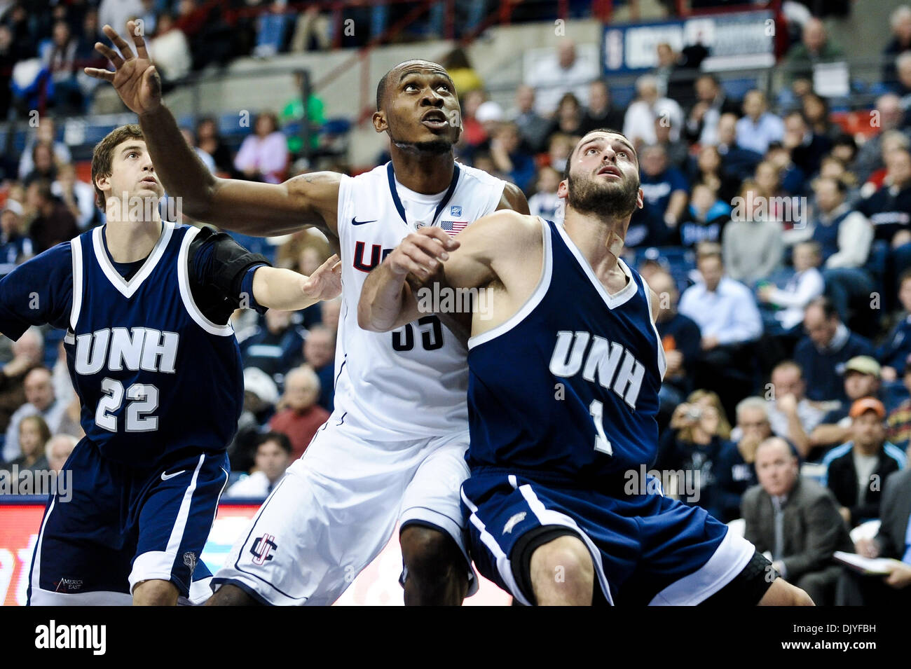 30 novembre 2010 - Storrs, Connecticut, United States of America - New Hampshire C DiLiegro Dane (1) boîtes à New York C Charles Okwandu (35) au cours d'un coup franc. New York bat New Hampshire 62 - 55 dans une Division 1 match jusqu'à Gampel Pavilion. (Crédit Image : © Geoff Bolte/ZUMAPRESS.com) Southcreek/mondial Banque D'Images