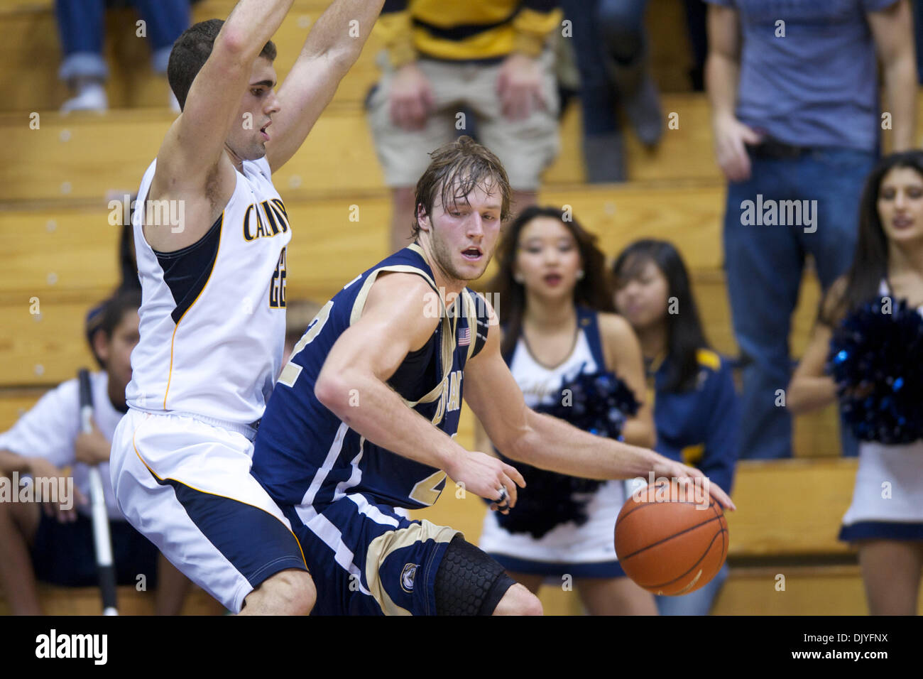 1 décembre 2010 - Berkeley, Californie, États-Unis d'Amérique - UC Davis Aggies guard Joe Harden (22) dos en Californie Golden Bears de l'avant Harper Kamp (22) au cours de la NCAA match entre l'UC Davis Aggies et le California Golden Bears à Haas Pavilion. Cal battre le visitant Aggies 74-62. (Crédit Image : © Matt Cohen/ZUMAPRESS.com) Southcreek/mondial Banque D'Images