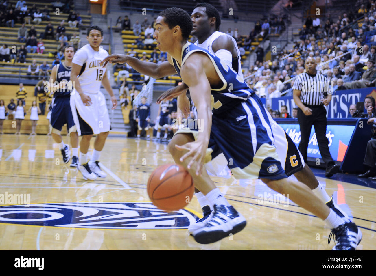 1 décembre 2010 - Berkeley, Californie, États-Unis d'Amérique - UC Davis Aggies guard Ryan Sypkens (32) la ligne de base pendant le match NCAA entre l'UC Davis Aggies et le California Golden Bears à Haas Pavilion. Cal battre le visitant Aggies 74-62. (Crédit Image : © Matt Cohen/ZUMAPRESS.com) Southcreek/mondial Banque D'Images