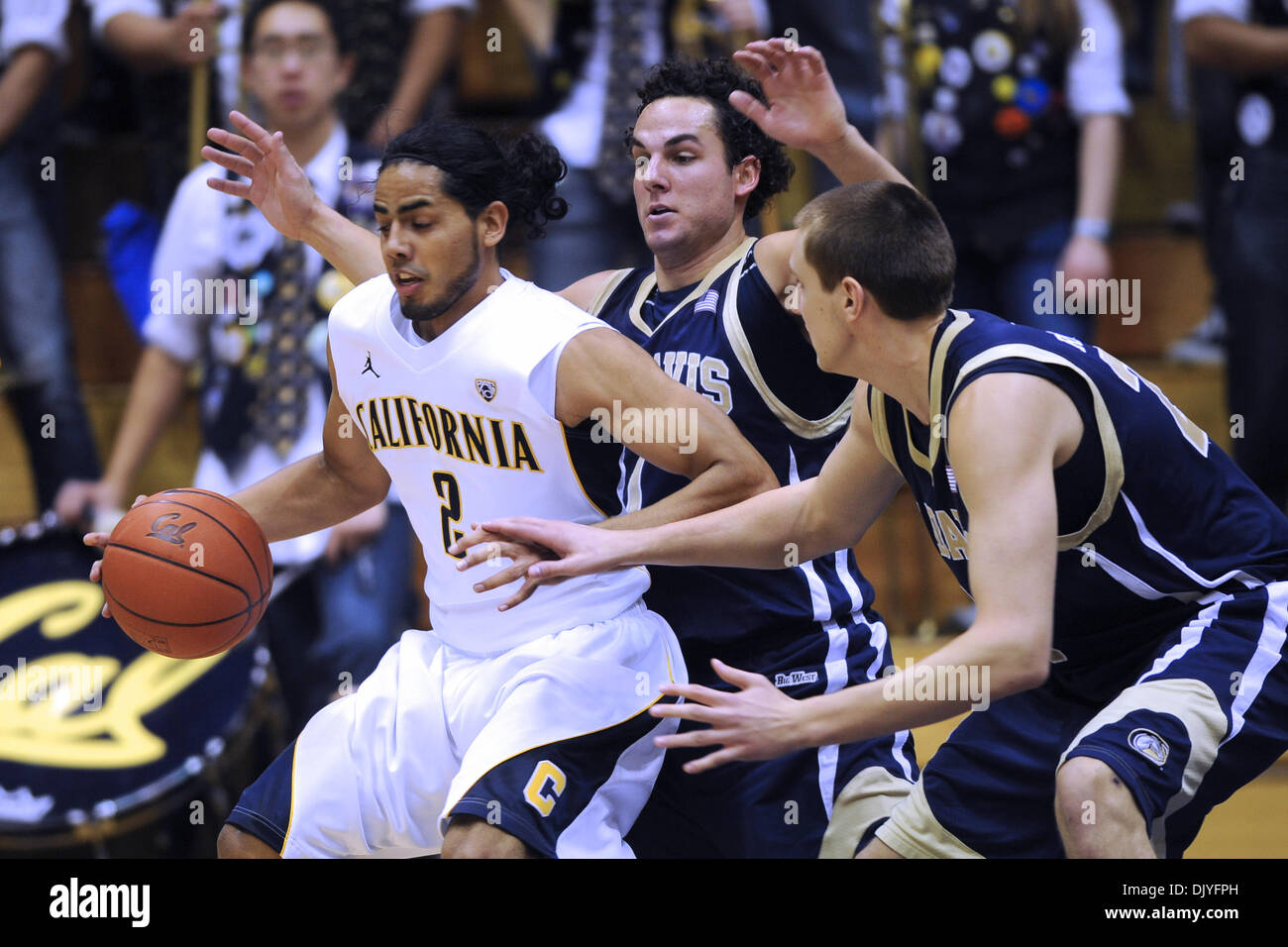 1 décembre 2010 - Berkeley, Californie, États-Unis d'Amérique - California Golden Bears guard Jorge Gutierrez (2) détient au large de deux défenseurs Davis pendant le match NCAA entre l'UC Davis Aggies et le California Golden Bears à Haas Pavilion. Cal battre le visitant Aggies 74-62. (Crédit Image : © Matt Cohen/ZUMAPRESS.com) Southcreek/mondial Banque D'Images