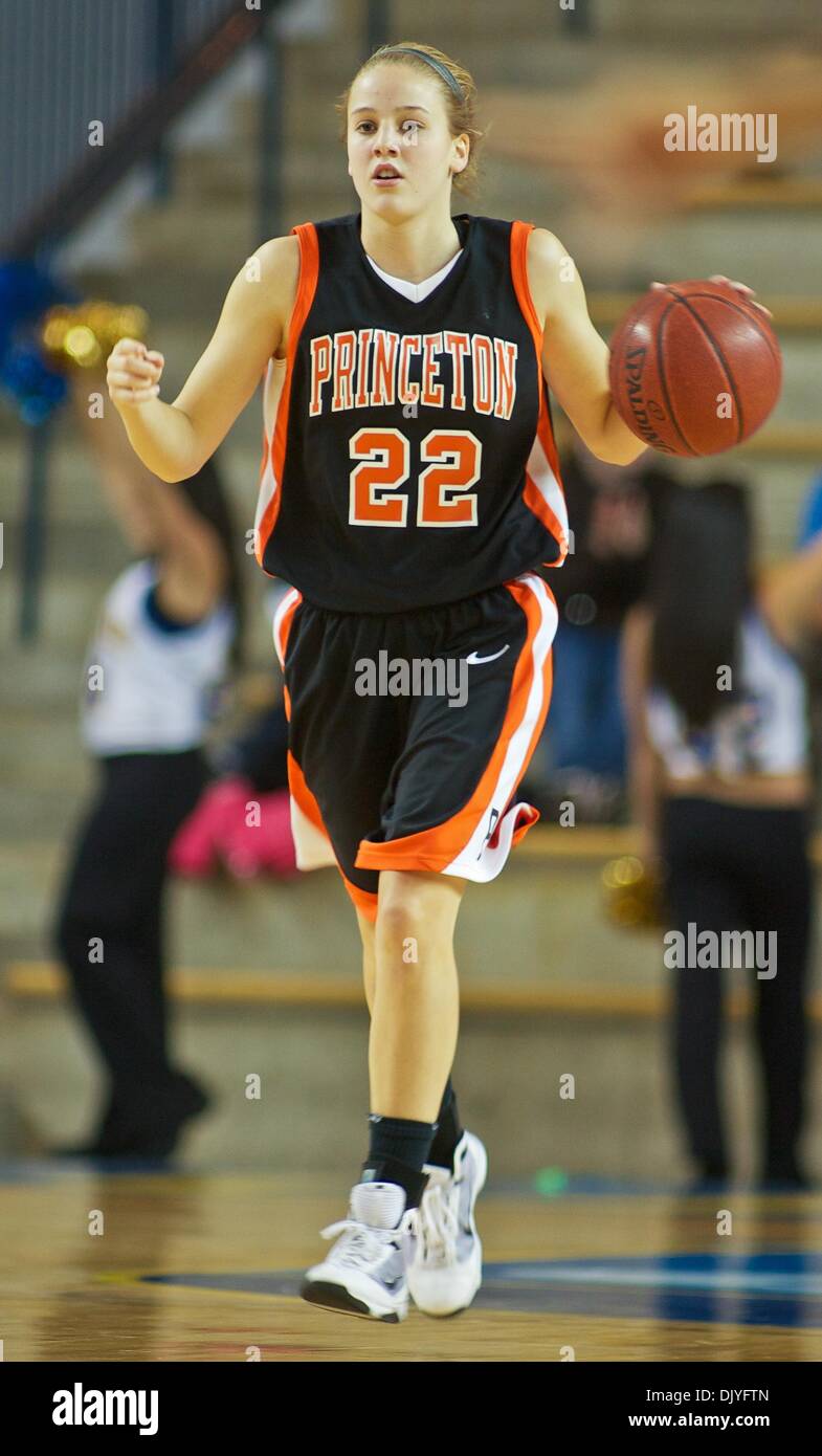 1 décembre 2010 - Newark, Delaware, United States of America Princeton - Garde côtière canadienne junior (# 22) Laura Johnson au cours de jeu d'action à l'encontre de Princeton. La dame défait Princeton Poules Bleu 68-50 au Centre le Bob Carpenter à Newark...La Dame poules sont 5-1 et devra faire face à la Marine. (Crédit Image : © Saquan Stimpson/global/ZUMAPRESS.com) Southcreek Banque D'Images