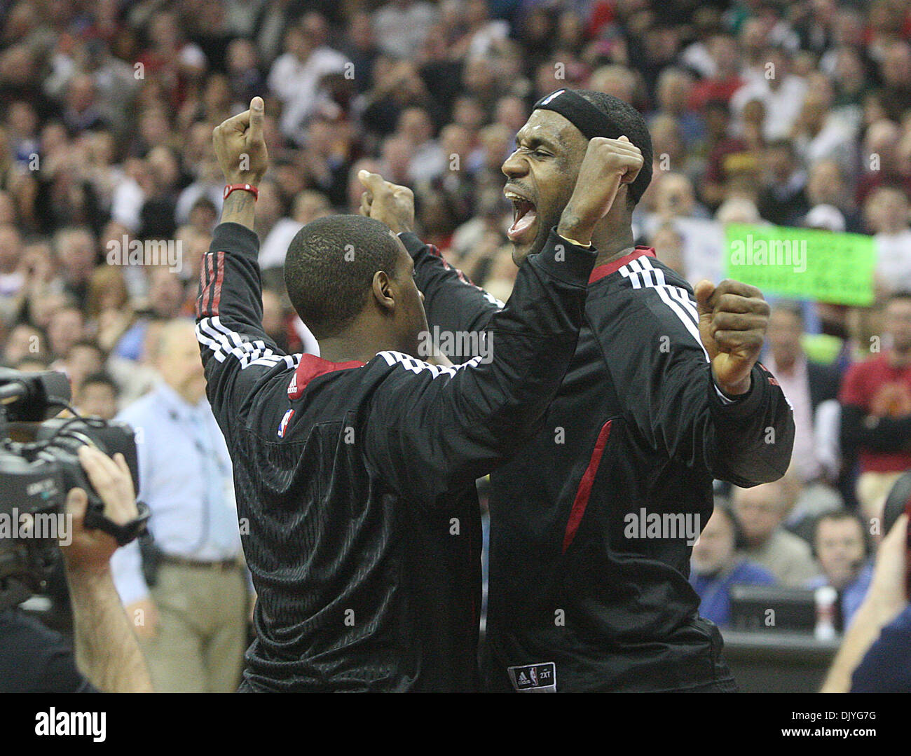 02 déc., 2010 - Cleveland, Ohio, USA - LeBron James est congédié jusqu'à jouer de son ancienne équipe les Cleveland Cavaliers comme il donne sa chaleur de Miami coéquipier Mario Chalmers une bosse à la poitrine. (Crédit Image : © Damon Higgins/Le Palm Beach Post/ZUMAPRESS.com) Banque D'Images