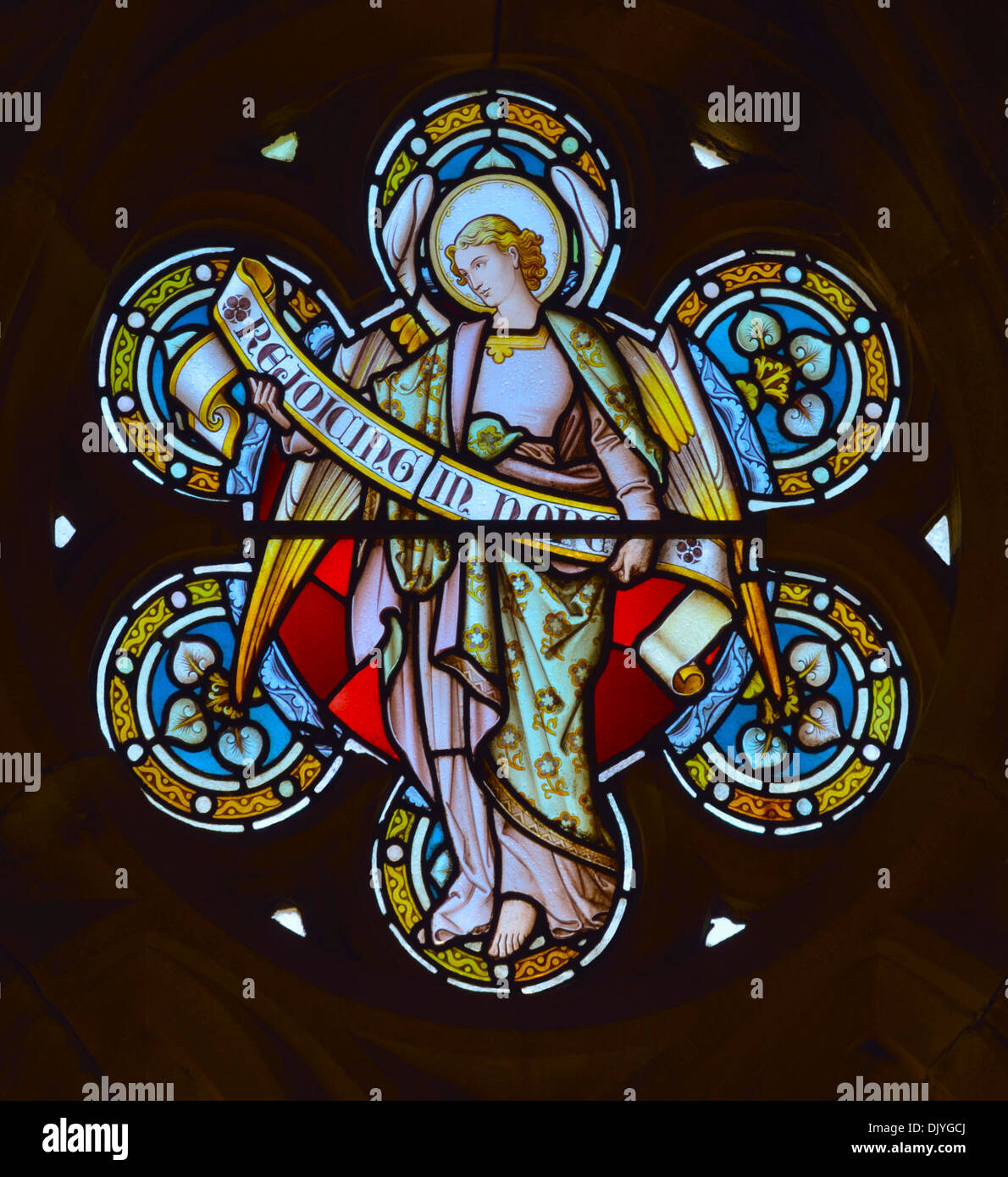 Dans JOICING "espoir". Détail de la fenêtre de l'Est côté sud. Église de Saint Paul, Grange-over-Sands, Cumbria, Angleterre, Royaume-Uni, Europe. Banque D'Images
