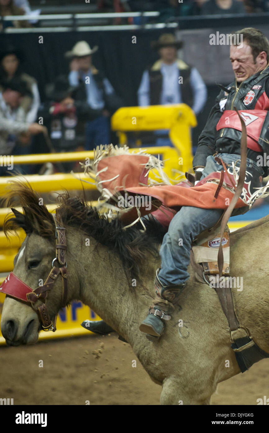 2 décembre 2010 - Las Vegas, Nevada, United States of America - Bareback rider Matt Bright de Azle, TX de l'herbe en danseuse pour pas de score au cours de la première à l'Wrangler 2010 National Finals Rodeo au Thomas & Mack Center. (Crédit Image : © Matt Cohen/ZUMAPRESS.com) Southcreek/mondial Banque D'Images