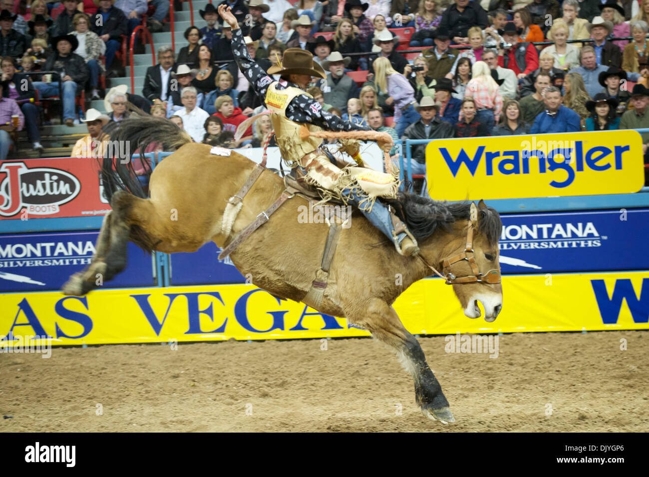 2 décembre 2010 - Las Vegas, Nevada, United States of America - saddle bronc rider Cody DeMoss de Heflin, LA rides carillons de vent pour un score de 81,00 Au cours de la première à l'Wrangler 2010 National Finals Rodeo au Thomas & Mack Center. (Crédit Image : © Matt Cohen/ZUMAPRESS.com) Southcreek/mondial Banque D'Images