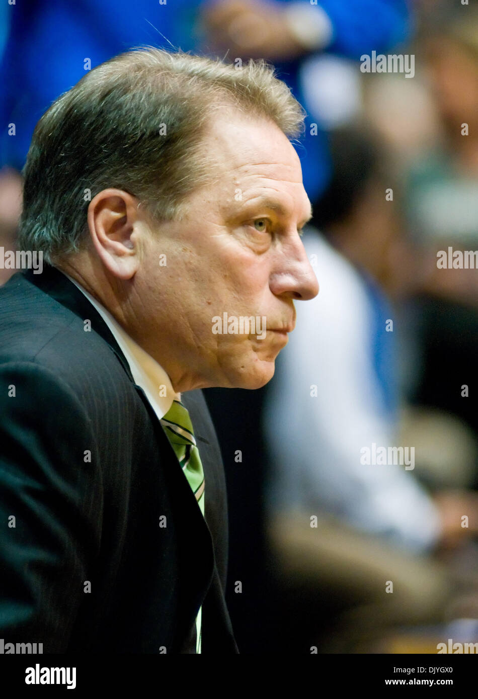 2 décembre 2010 - Durham, Caroline du Nord, États-Unis d'Amérique - entraîneur-chef de l'État du Michigan Tom Izzo montres Duc réchauffer. Duc de l'État du Michigan à 84-79 battements Cameron Indoor Stadium (crédit Image : © Mark Abbott Global/ZUMAPRESS.com)/Southcreek Banque D'Images