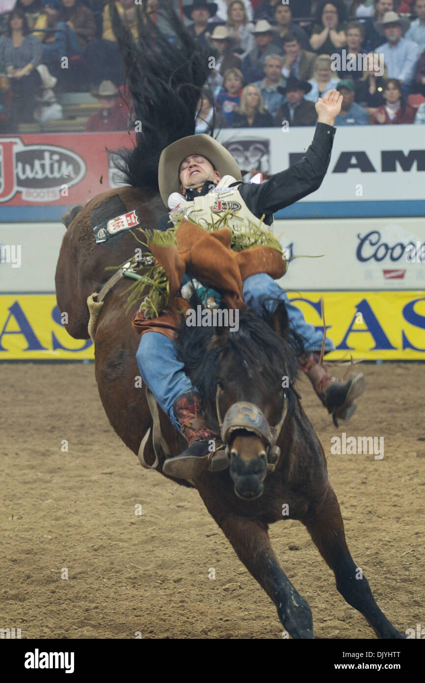 Le 3 décembre 2010 - Las Vegas, Nevada, United States of America - Bareback rider Jason havres de Prineville, ou rides charme rétro pour un score de 77,00 Au cours de la seconde à la Wrangler 2010 National Finals Rodeo au Thomas & Mack Center. (Crédit Image : © Matt Cohen/ZUMAPRESS.com) Southcreek/mondial Banque D'Images