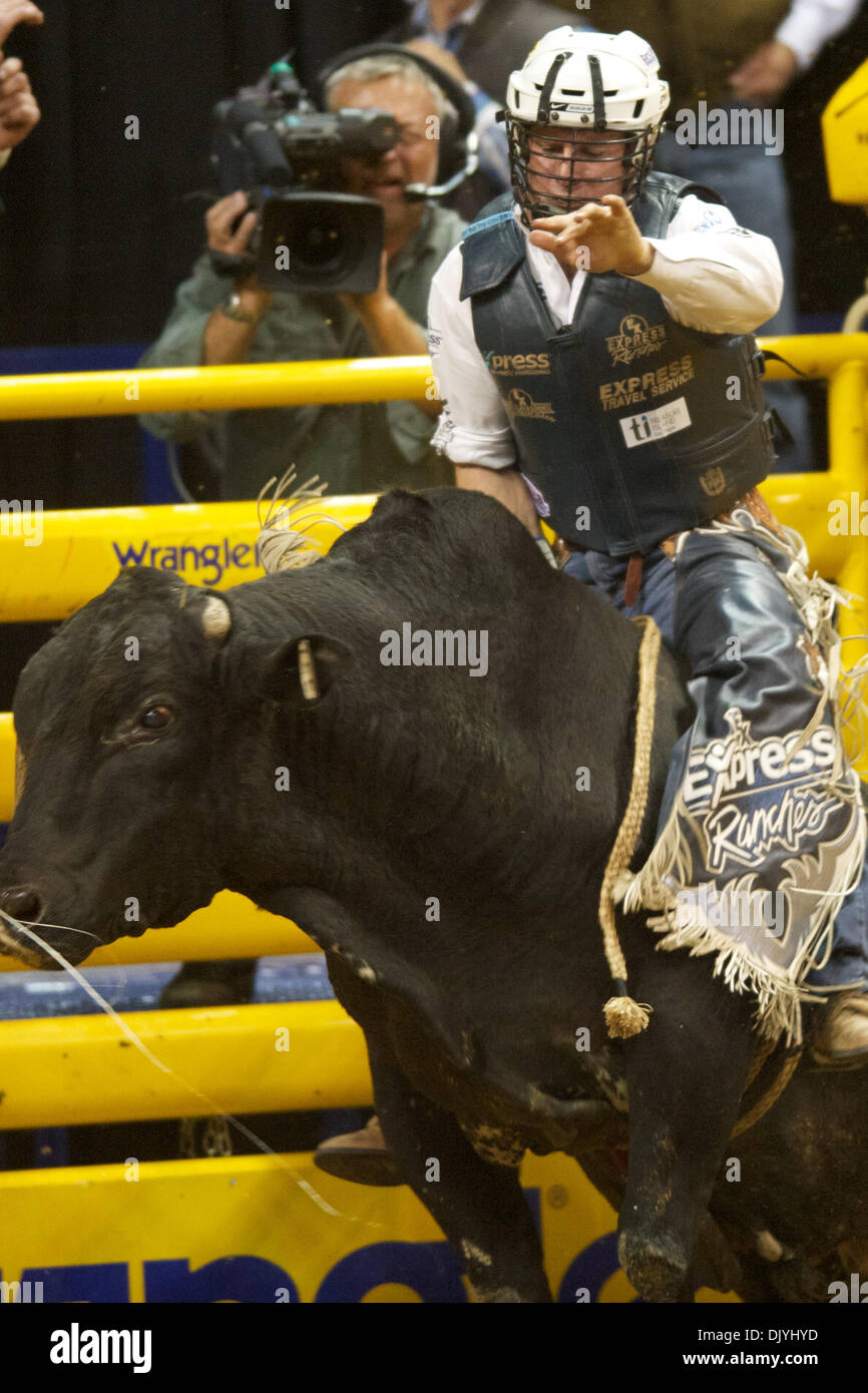 Le 3 décembre 2010 - Las Vegas, Nevada, United States of America - bull rider Corey Navarre de Weatherford, OK Pas de gloire pour les manèges aucun score pendant le second go au 2010 Wrangler National Finals Rodeo au Thomas & Mack Center. (Crédit Image : © Matt Cohen/ZUMAPRESS.com) Southcreek/mondial Banque D'Images