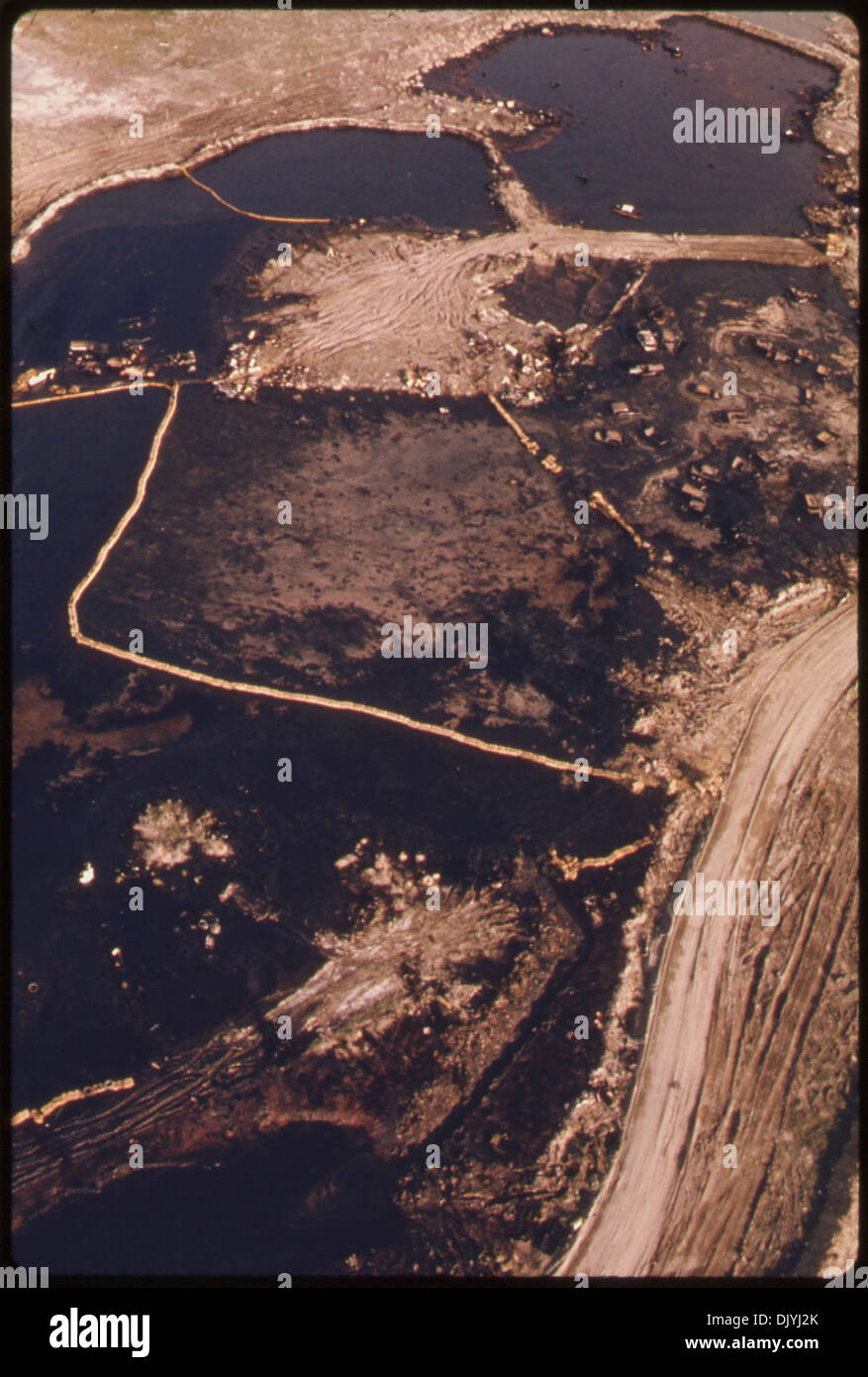 Vue aérienne de l'étang de cinq acres LORSQUE L'opération de nettoyage a été à moitié terminé. Les digues sont illustré qui sépare le... 555859 Banque D'Images