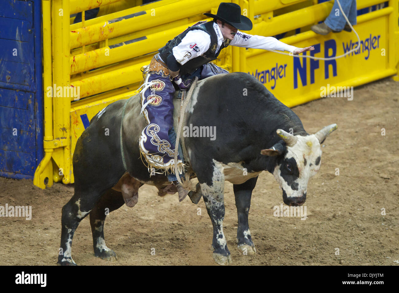 4 décembre 2010 - Las Vegas, Nevada, United States of America - bull rider Wesley Silcox de Santaquin, UT juteux en défense pour pas de score au cours de la troisième à la Wrangler 2010 National Finals Rodeo au Thomas & Mack Center. (Crédit Image : © Matt Cohen/ZUMAPRESS.com) Southcreek/mondial Banque D'Images