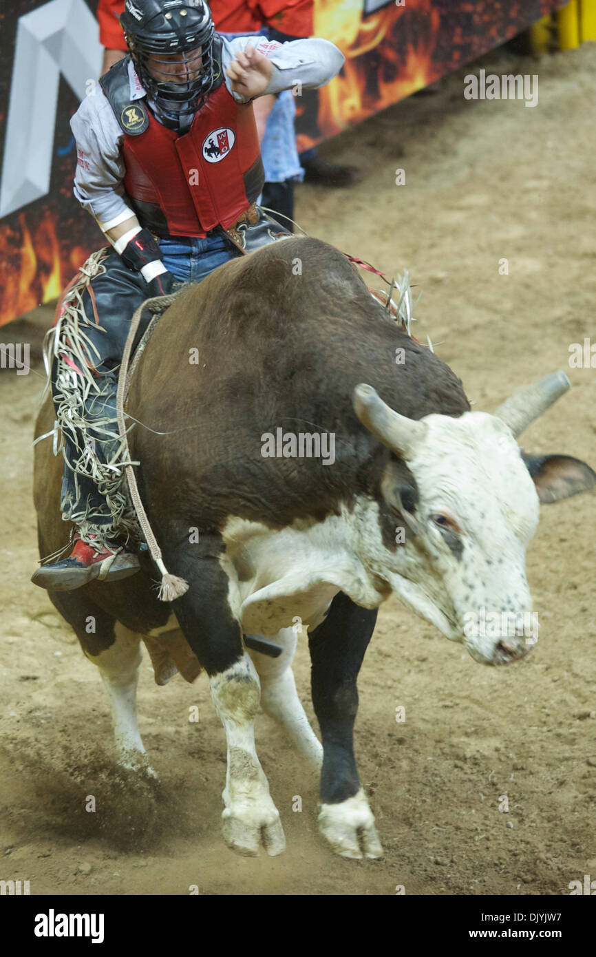 4 décembre 2010 - Las Vegas, Nevada, United States of America - bull rider Bobby Welsh de Gillette, WY rides mettre pour pas de score au cours de la troisième à la Wrangler 2010 National Finals Rodeo au Thomas & Mack Center. (Crédit Image : © Matt Cohen/ZUMAPRESS.com) Southcreek/mondial Banque D'Images