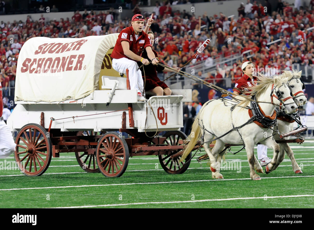 4 décembre 2010 - Arlington, Texas, United States of America - La goélette prend le domaine plus tôt avant que l'action de jeu # 9 Oklahoma Sooners bat le # 13 Nebraska dans les Cornhuskers 2010 Dr Pepper Football Championship match 23-20 au Cowboys Stadium à Arlington, au Texas. (Crédit Image : © Steven Leija/global/ZUMAPRESS.com) Southcreek Banque D'Images