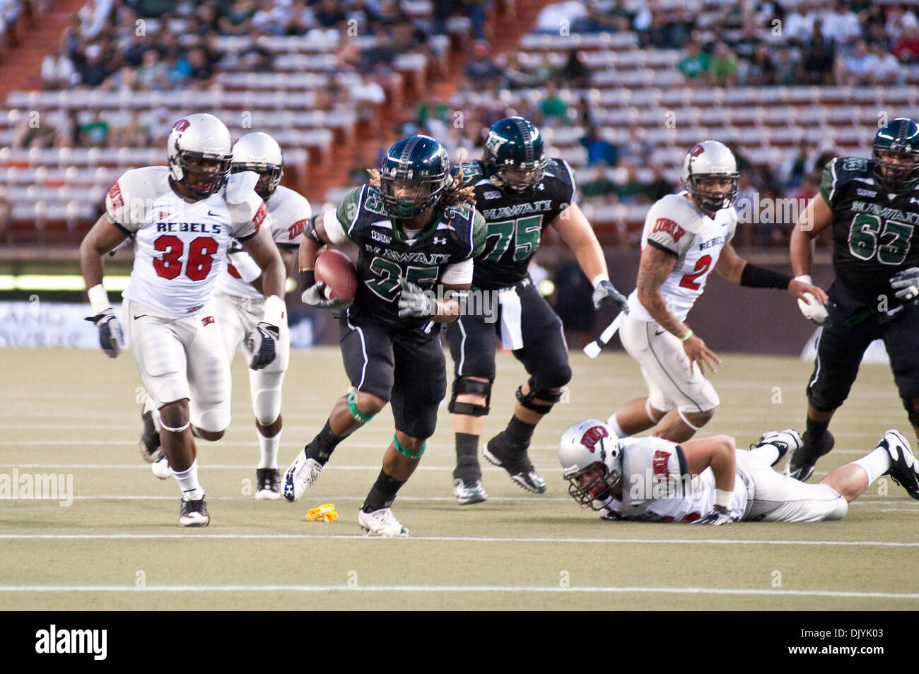 4 décembre 2010 - Honolulu, Hawaii, United States of America - Hawaii Warriors d'utiliser de nouveau Alex Green (25) Recherche pour l'exécution de prix comme secondeur rebelles UNLV Ronnie Paulo (36) Chasse-le. L'Hawaii Warriors a défait les rebelles UNLV 59-21 dans un match joué à l'Aloha Stadium d'Honolulu, Hawaii. (Crédit Image : © Greg Honda/global/ZUMAPRESS.com) Southcreek Banque D'Images