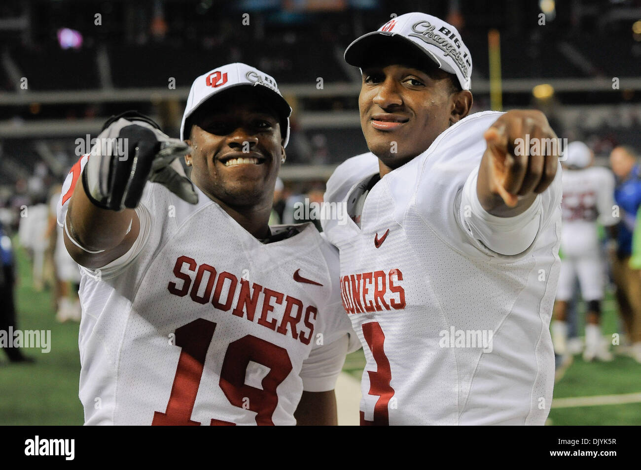 4 décembre 2010 - Arlington, Texas, United States of America - Oklahoma Sooners Demontre évoluait Hurst (19) et l'Oklahoma Sooners Jonathan évoluait Nelson (3) célébrer les Sooners gagner après le Big 12 match de championnat entre l'Université de l'Oklahoma et l'Université du Nebraska. Le # 9 a défait les Sooners # 13 Huskers 23-20 au Cowboys Stadium à Arlington, au Texas. (Crédit Image : Banque D'Images