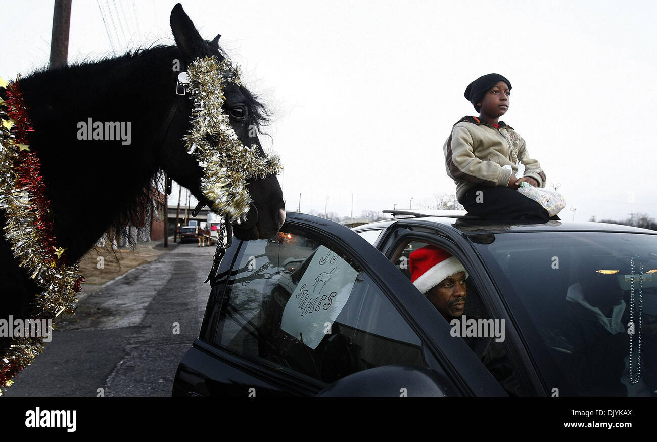 4 décembre 2010 - Memphis, TN, États-Unis - 4 décembre 2010 - Bac Barham, 8, (à droite) avec un sac plein de bonbons se trouve en haut de l'automobile en tant que grand-père James Johnson (milieu) reste chaud et l' (à gauche) observe qu'ils attendent le Memphis 2010 Holiday Parade de commencer dans le sud-Main. (Crédit Image : © l'appel Commercial/ZUMAPRESS.com) Banque D'Images