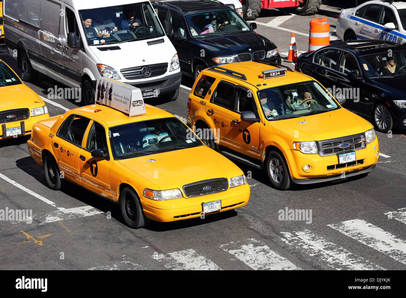 Les taxis jaune roulant dans la rue, New York. Nord Banque D'Images