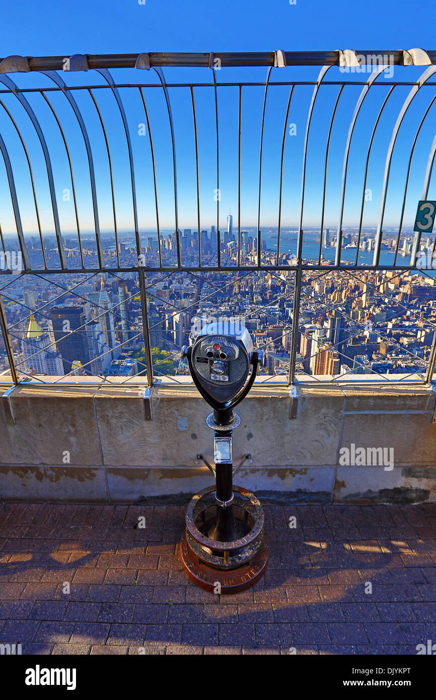 New York City Manhattan skyline et tour jumelles télescope viewer sur l'observatoire de l'Empire State Building, nouveau pont d'observation Banque D'Images