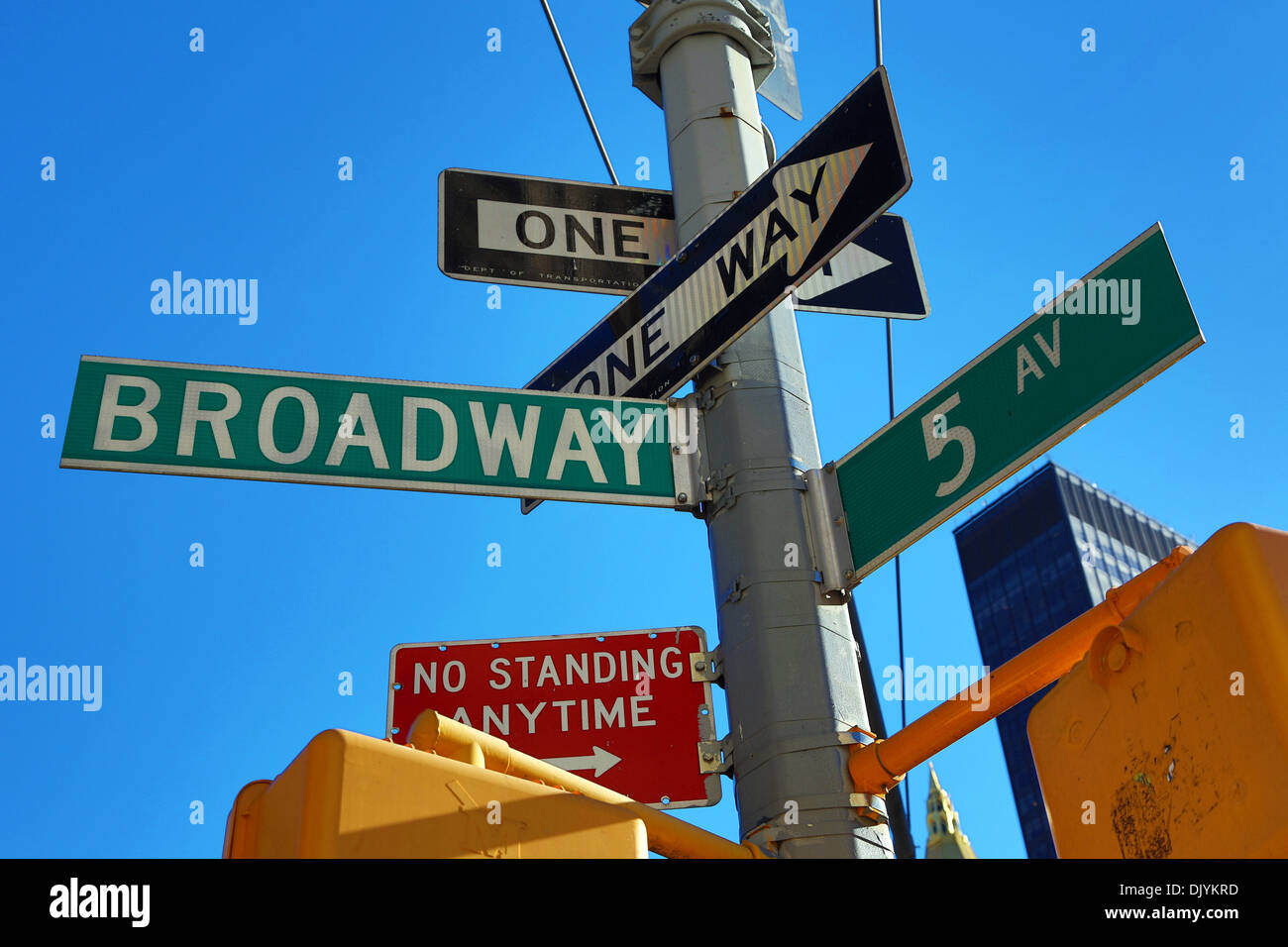 La 5ème Avenue et Broadway junction street signs, New York, Amérique Banque D'Images
