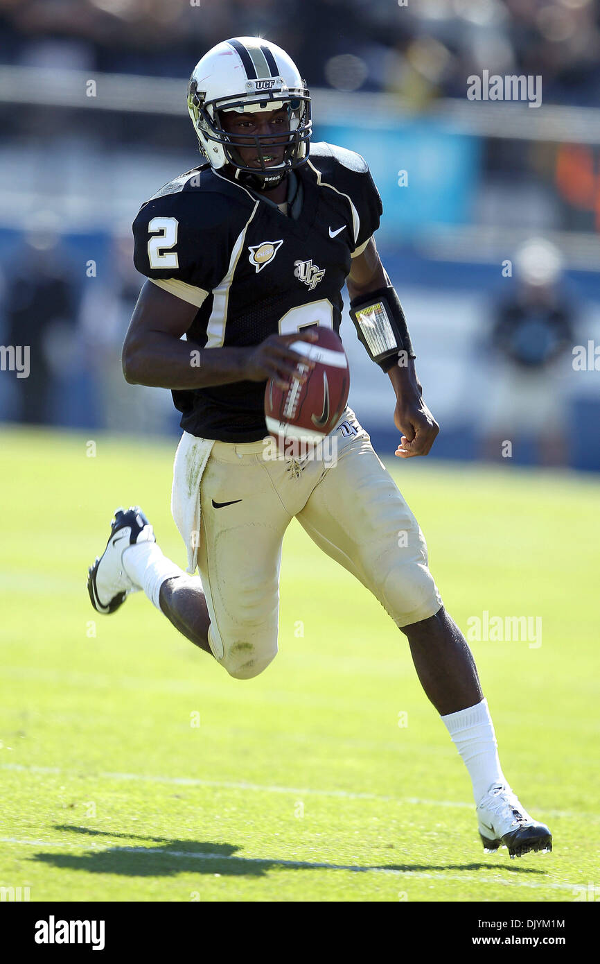 4 décembre 2010 - Orlando, Floride, États-Unis d'Amérique - UCF Knights quarterback Jeffrey Godfrey (2) se précipite pour une première au cours de la Conference USA championnats de football tenue à Bright House Networks Stadium à Orlando, Floride. UCF mène 10-0 à la mi-temps. (Crédit Image : © Don Montague/ZUMAPRESS.com) Southcreek/mondial Banque D'Images