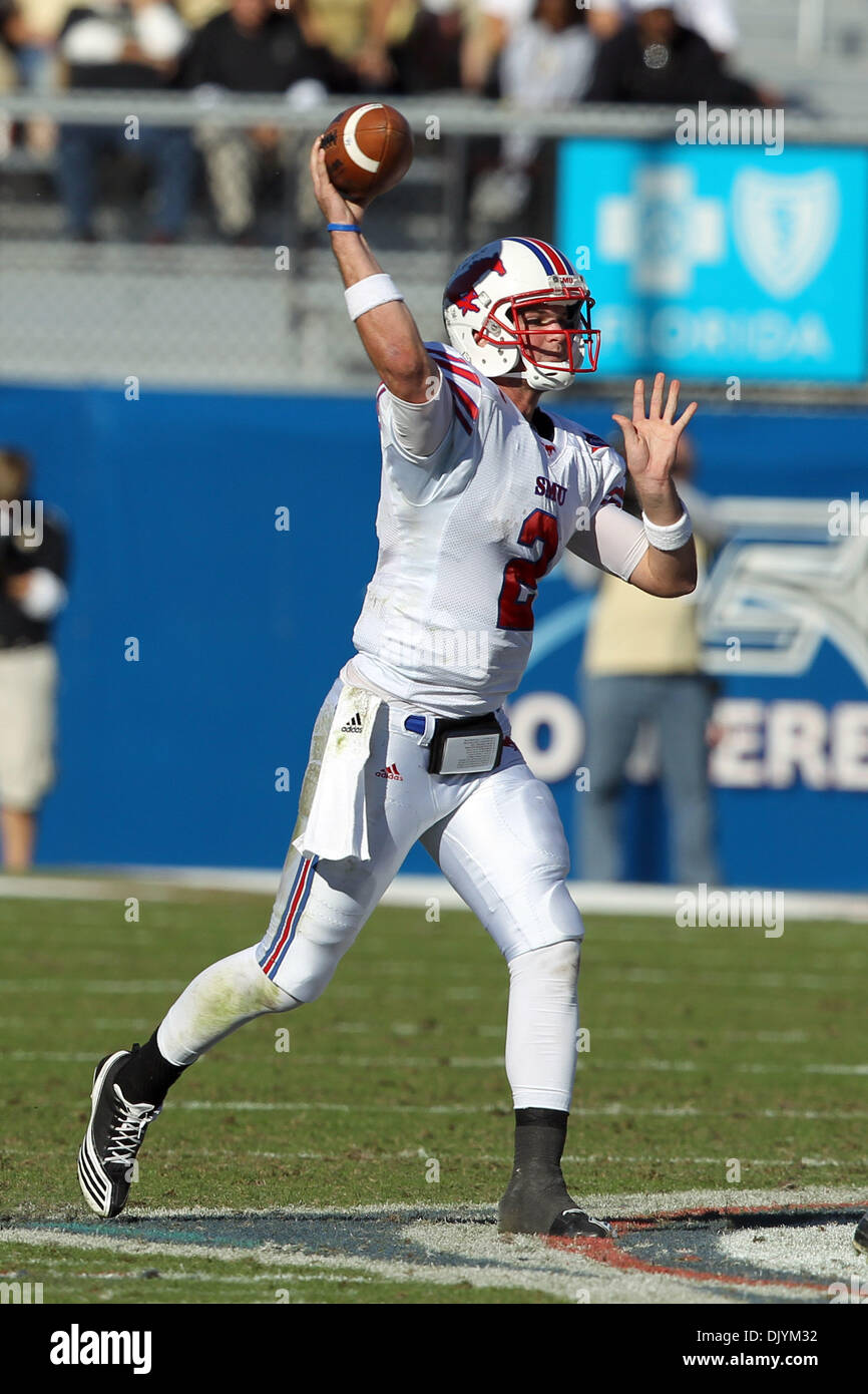 4 décembre 2010 - Orlando, Floride, États-Unis d'Amérique - SMU Mustangs quarterback Kyle Padron (2) au cours de la Conference USA championnats de football a tenu à Bright House Networks Stadium à Orlando, Floride. UCF défait 17-7 SMU. (Crédit Image : © Don Montague/ZUMAPRESS.com) Southcreek/mondial Banque D'Images