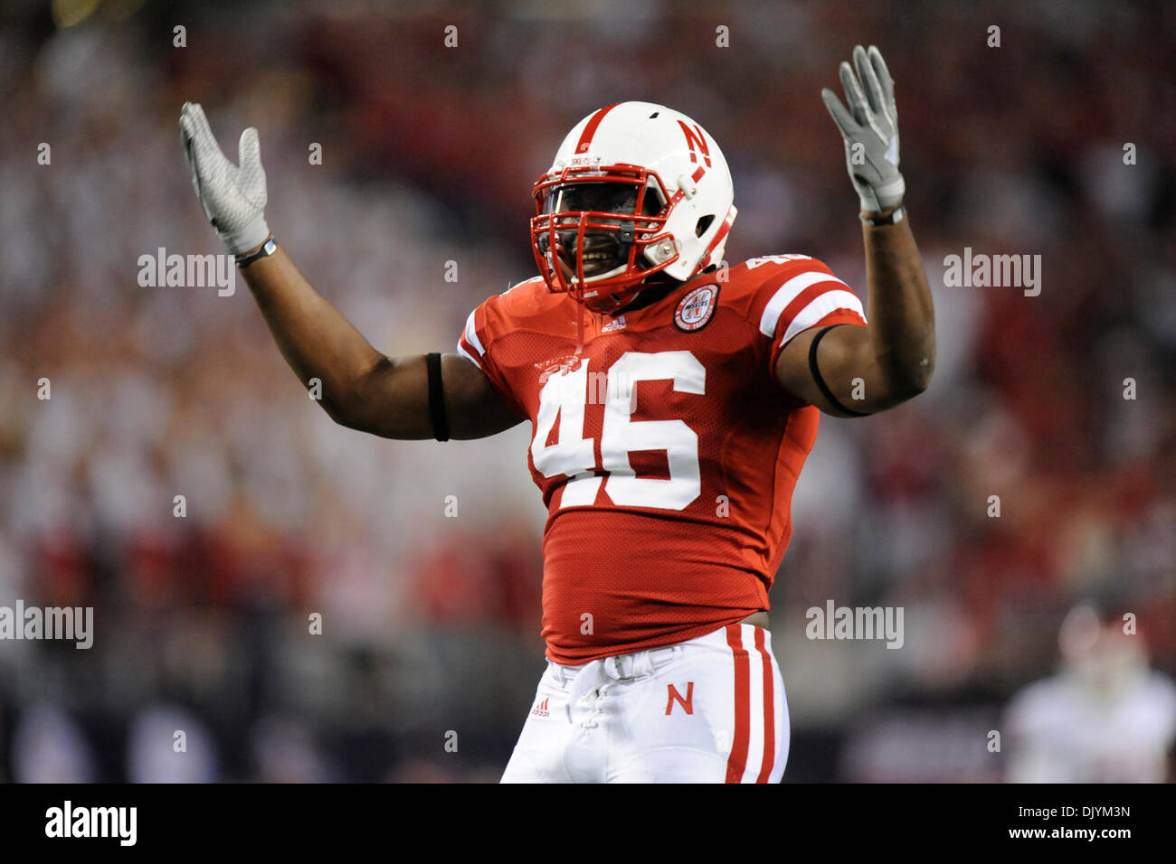 4 décembre 2010 - Arlington, Texas, United States of America - Nebraska Linebacker Eric Martin(46) célèbre un jouer pendant la première moitié de la big 12 Championship comme l'Oklahoma Sooners # 9 prendre sur la # 13 au 2010 Nebraska Cornhuskers Dr Pepper Football Championship match au Cowboys Stadium à Dallas, TX. (Crédit Image : © Steven Leija/global/ZUMAPRESS.com) Southcreek Banque D'Images