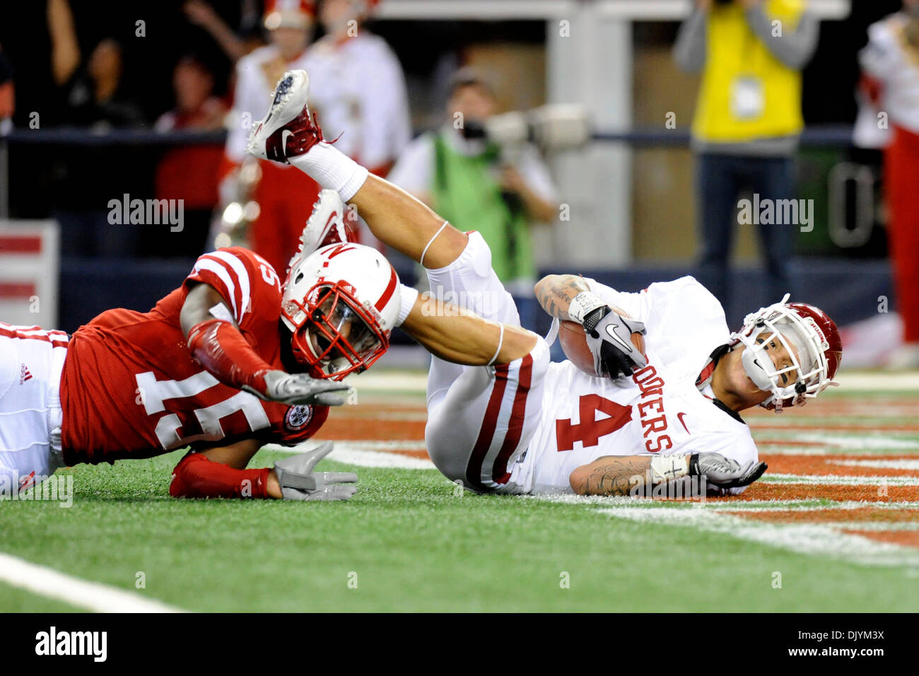 4 décembre 2010 - Arlington, Texas, United States of America - Oklahoma wide receiver Kenny Stills(4) capture un touché au deuxième trimestre, la # 13 Nebraska Huskers le plomb # 9 Oklahoma Sooners 20-17 à la mi-temps dans le championnat de football 2010 Dr Pepper match au Cowboys Stadium à Dallas, TX. (Crédit Image : © Steven Leija/global/ZUMAPRESS.com) Southcreek Banque D'Images