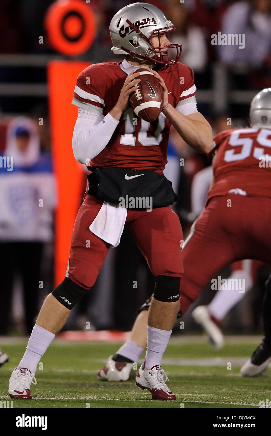 4 décembre 2010 - Pullman, Washington, United States of America - Washington State Cougars quarterback Jeff Tuel (10) renvoie la balle pour un total de 298 verges avec 3 touchés pendant le jeu entre l'État de Washington et l'Université de Washington à Martin Stadium de Pullman, WA. Washington a défait l'État de Washington, 35-28. (Crédit Image : © Steven Bisig/ZUMAPRESS.com) Southcreek/mondial Banque D'Images