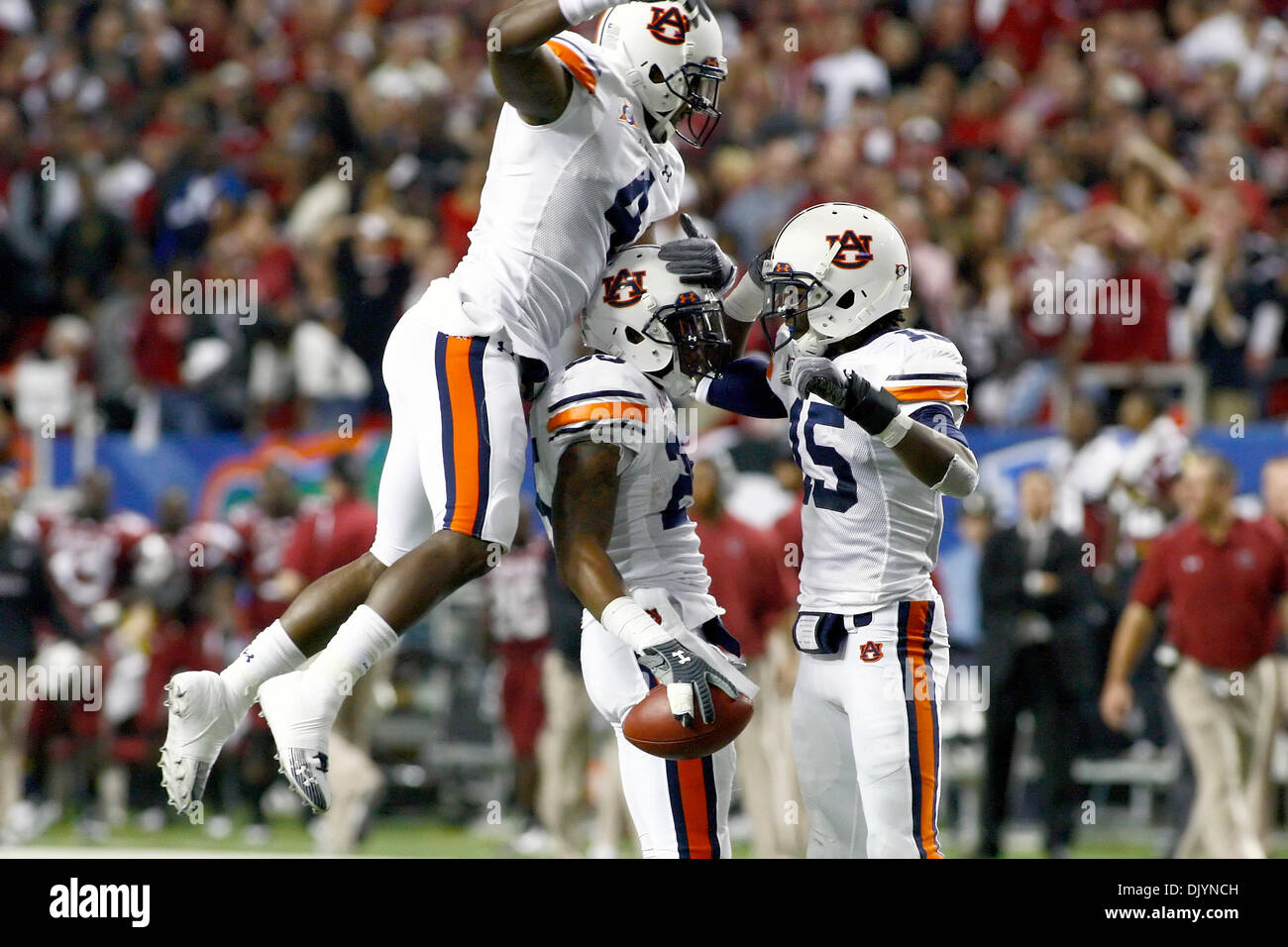 4 décembre 2010 - Atlanta, Al, États-Unis d'Amérique - Auburn coéquipiers Zac Etheridge (4) et Neiko Thorpe (15) Célébrez avec Daren Bates (25) après Bates fait une interception lors de la SEC Championship match de football entre la Caroline du Sud et Auburn. Auburn battu Caroline du Sud 56-17, au Georgia Dome, à devenir le SEC des Champions. (Crédit Image : © Jason Clark/Southcreek G Banque D'Images