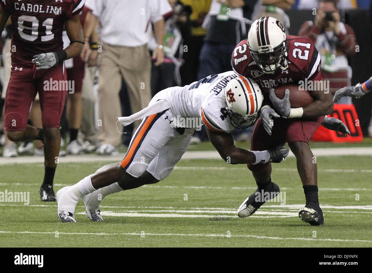 4 décembre 2010 - Atlanta, Géorgie, États-Unis d'Amérique - South Carolina Gamecocks Marcus running back Lattimore (21) est arrêté à l'Auburn Tigers coffre Zac Etheridge (4). Auburn gagne 56-17 sur la Caroline du Sud et de la SEC, Champtionship. (Crédit Image : © Jim Dedmon/ZUMAPRESS.com) Southcreek/mondial Banque D'Images