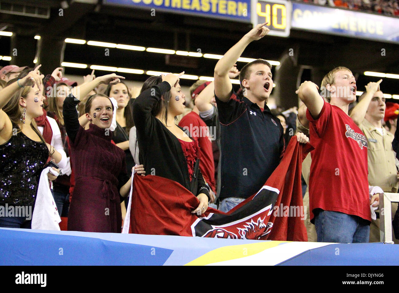 4 décembre 2010 - Atlanta, Géorgie, États-Unis d'Amérique - USC fans encourager leurs Gamecocks dès le début. Auburn au niveau du semestre 28-14 Plus de Caroline du Sud. (Crédit Image : © Jim Dedmon/ZUMAPRESS.com) Southcreek/mondial Banque D'Images